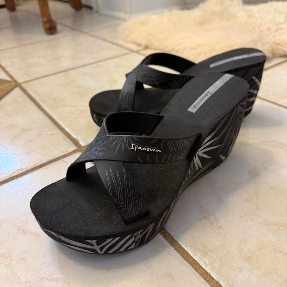 Ipanema Women's Black wedge Sandals